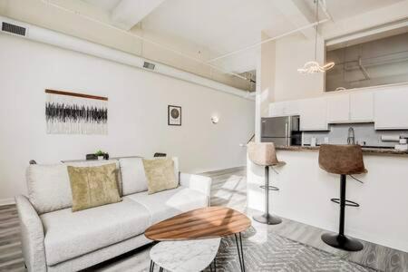 CozySuites - 2BR with Direct Skybridge Access #8